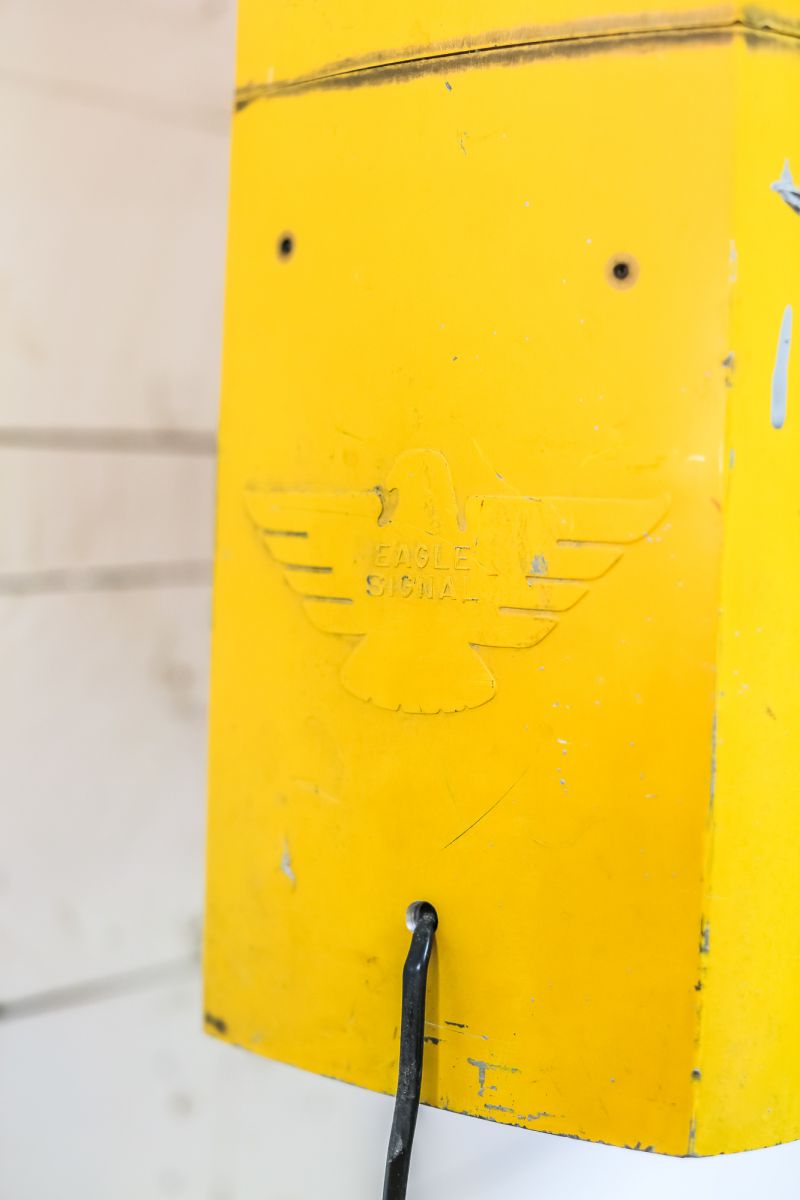 New York feu dont walk americain vintage USA jaune d'origine avec fixations murale – Image 10