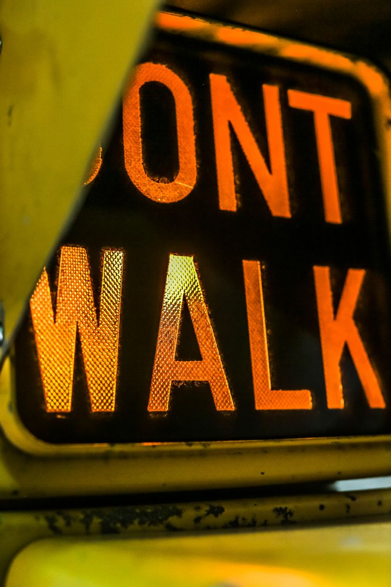 New York feu dont walk americain vintage USA jaune d'origine avec fixations murale – Image 13