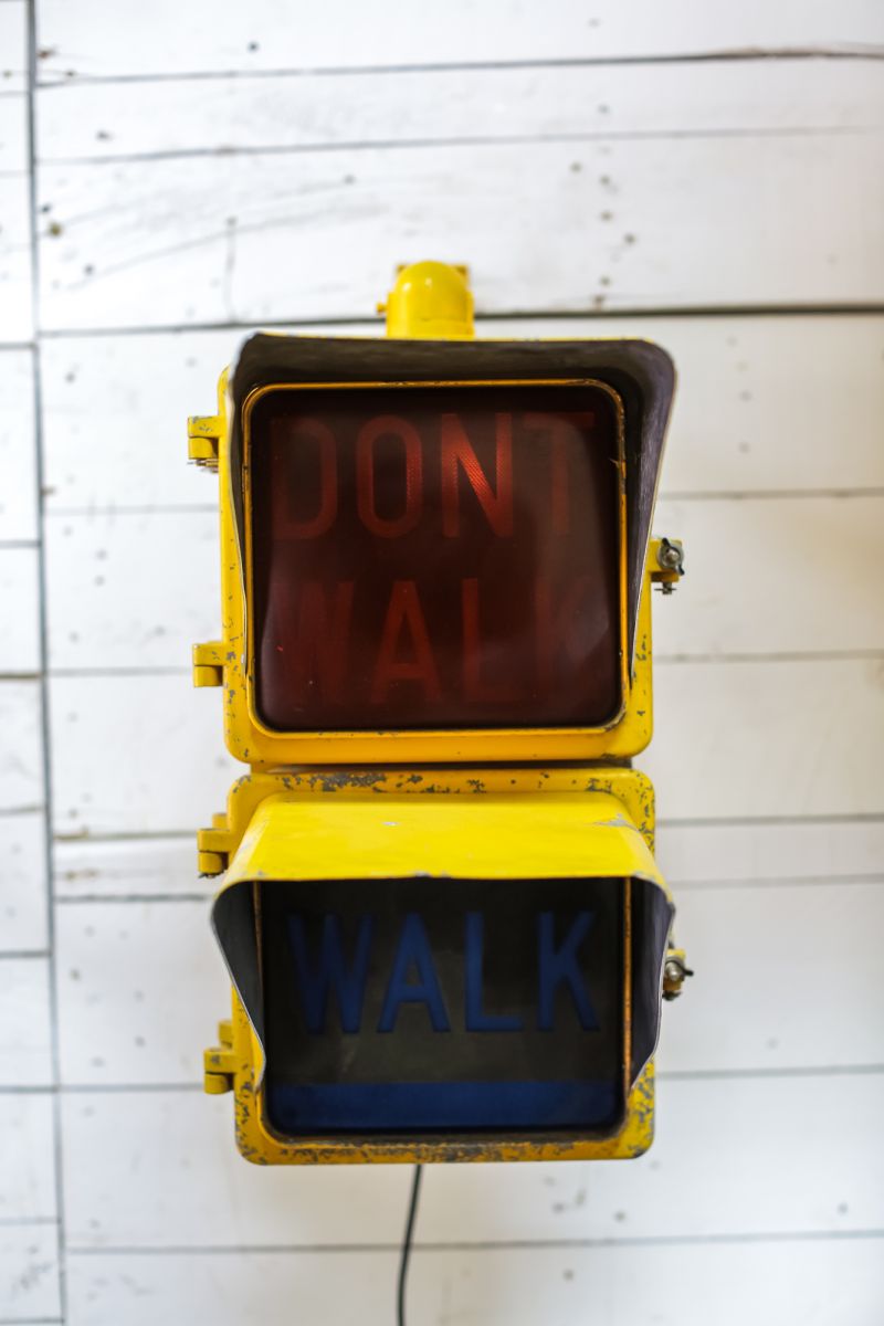 New York feu dont walk americain vintage USA jaune d'origine avec fixations murale – Image 12