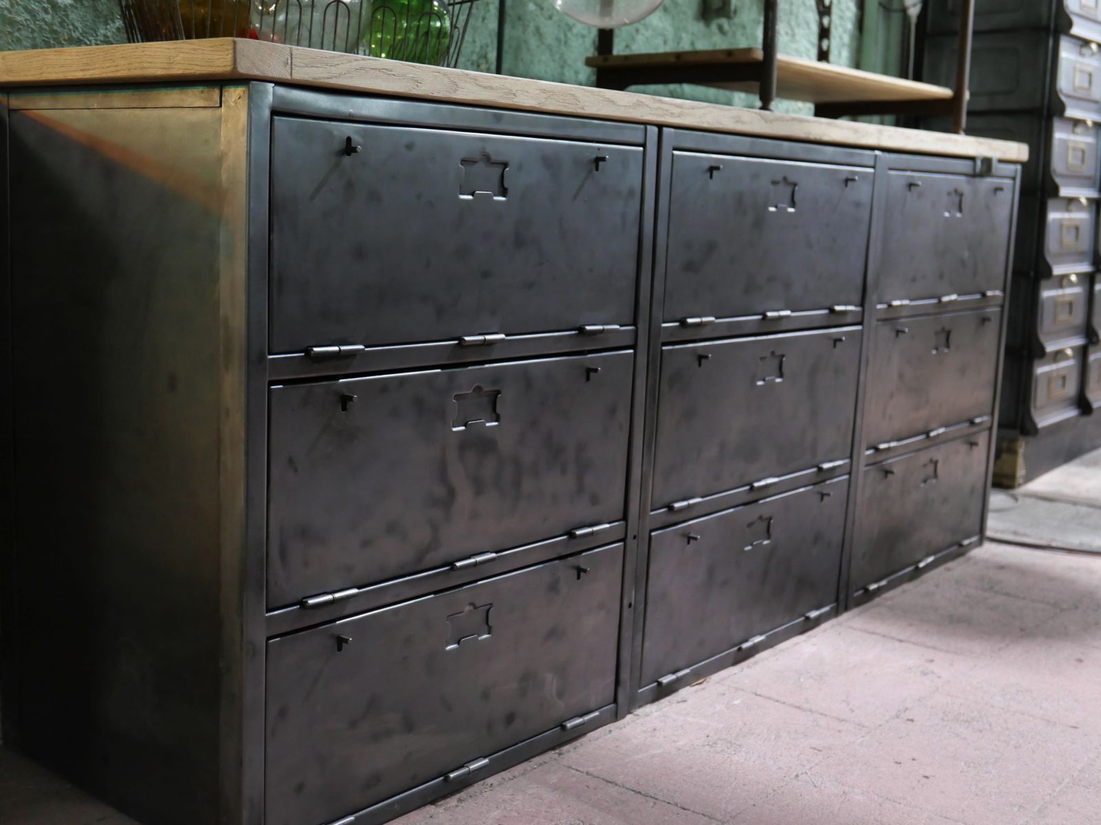 enfilade industrielle 9 compartiments atelier militaire plateau vieux chene massif – Image 3