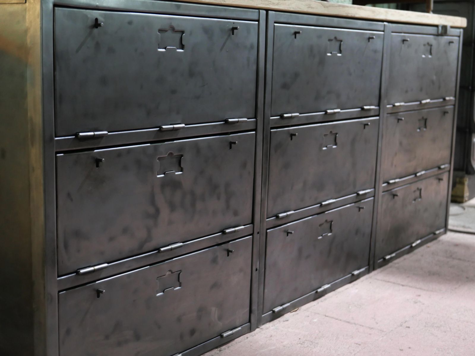 enfilade industrielle 9 compartiments atelier militaire plateau vieux chene massif – Image 4