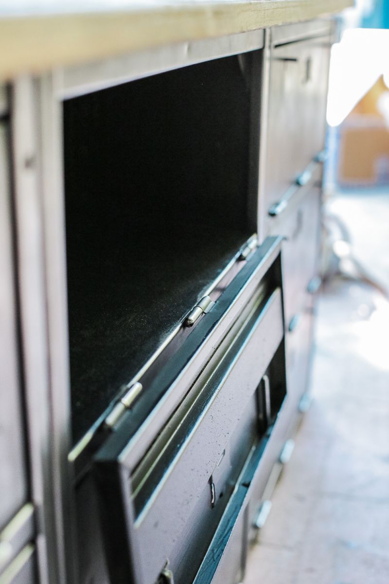 enfilade industrielle 9 compartiments atelier militaire plateau vieux chene massif – Image 14