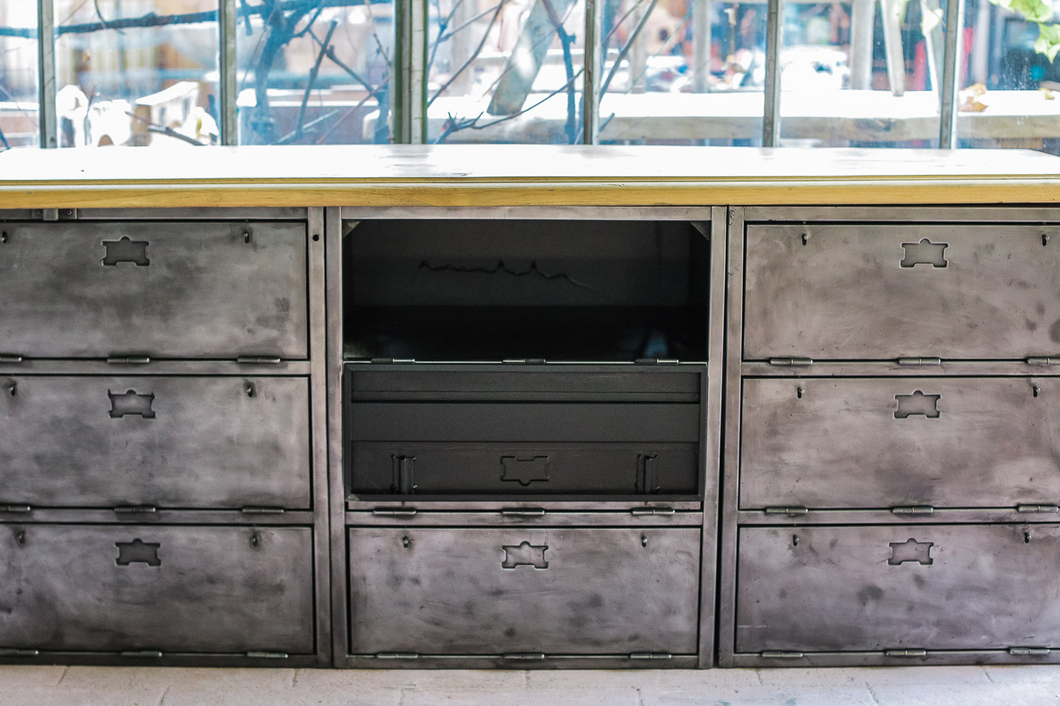 enfilade industrielle 9 compartiments atelier militaire plateau vieux chene massif – Image 15