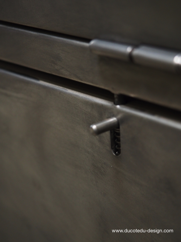 enfilade industrielle 9 compartiments atelier militaire plateau vieux chene massif – Image 6