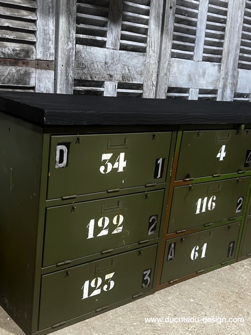 enfilade industrielle 12 compartiments atelier militaire plateau massif bois brulé – Image 4