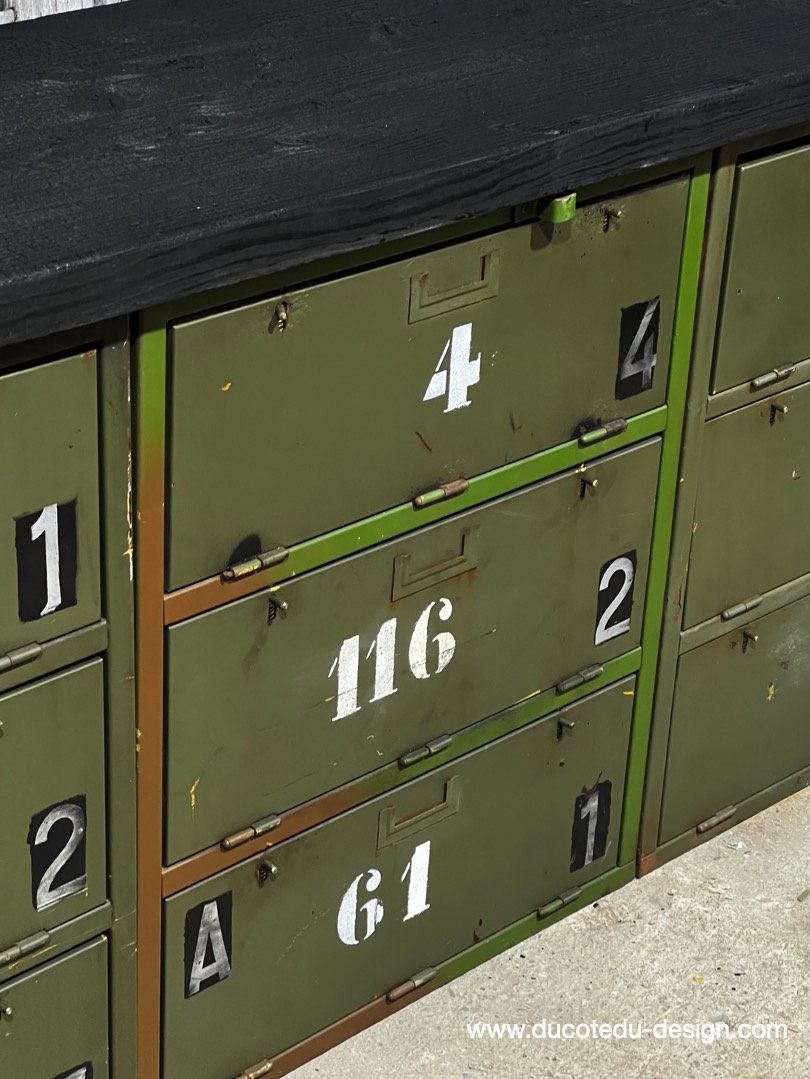 enfilade industrielle 12 compartiments atelier militaire plateau massif bois brulé – Image 5