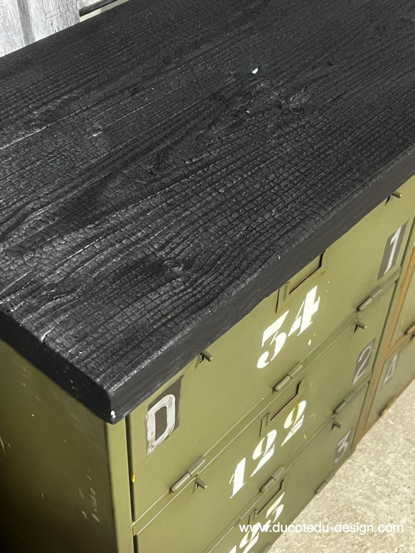 enfilade industrielle 12 compartiments atelier militaire plateau massif bois brulé – Image 6