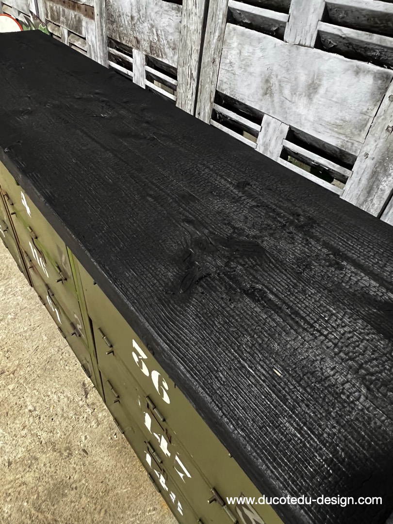 enfilade industrielle 12 compartiments atelier militaire plateau massif bois brulé – Image 10