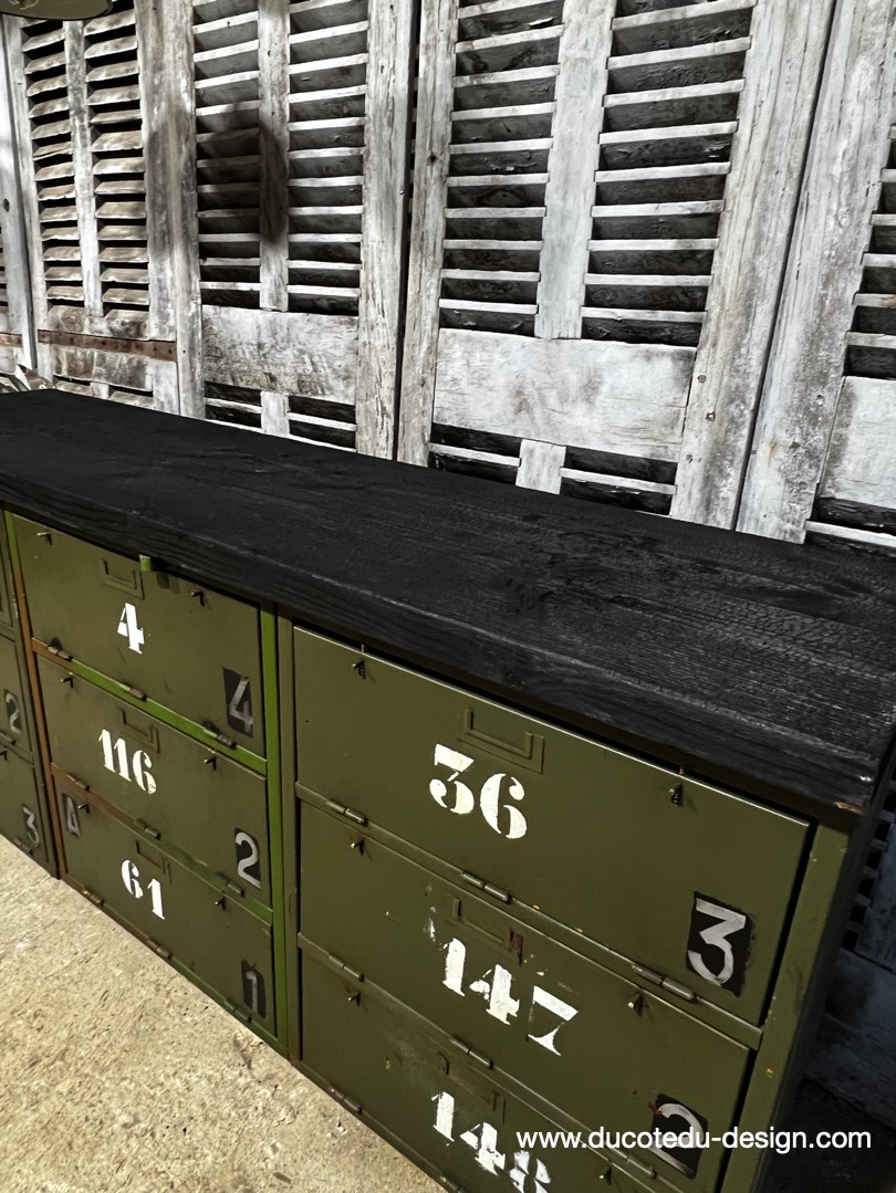 enfilade industrielle 12 compartiments atelier militaire plateau massif bois brulé – Image 11