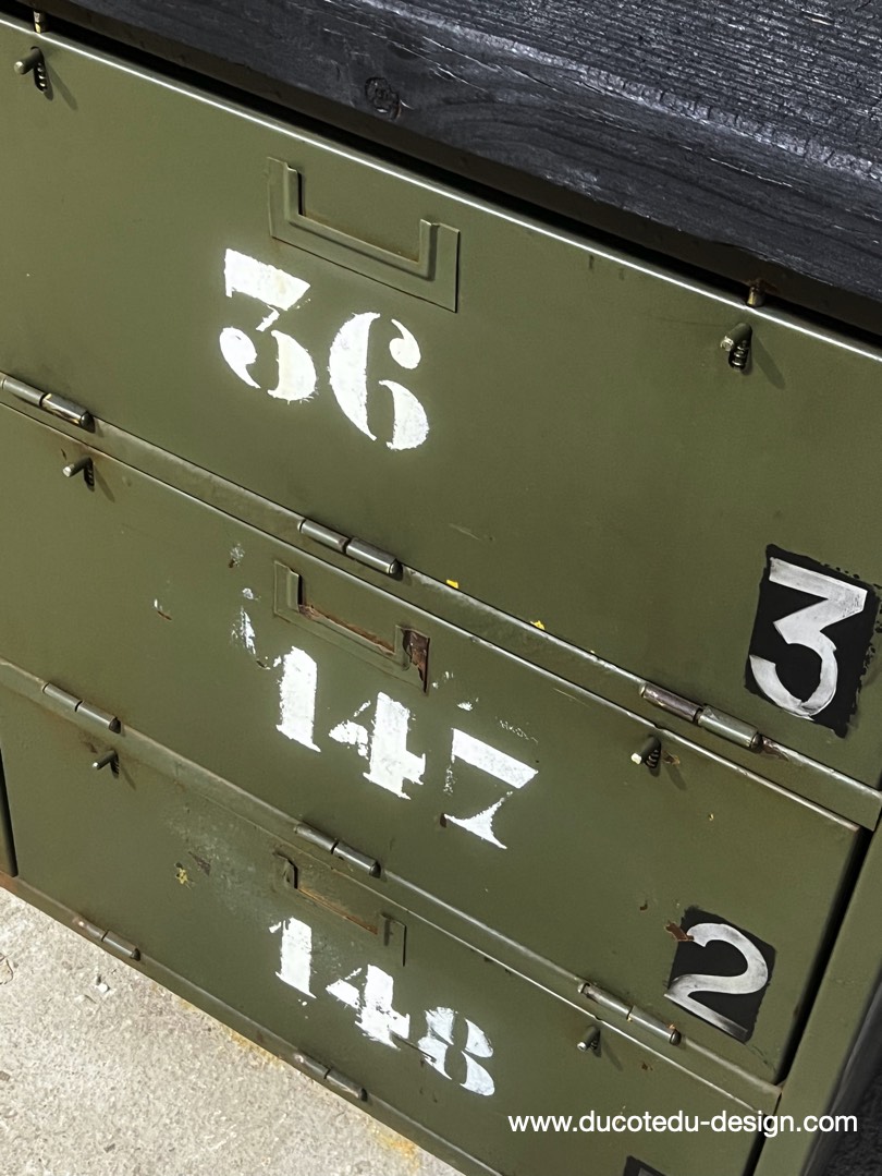 enfilade industrielle 12 compartiments atelier militaire plateau massif bois brulé – Image 12