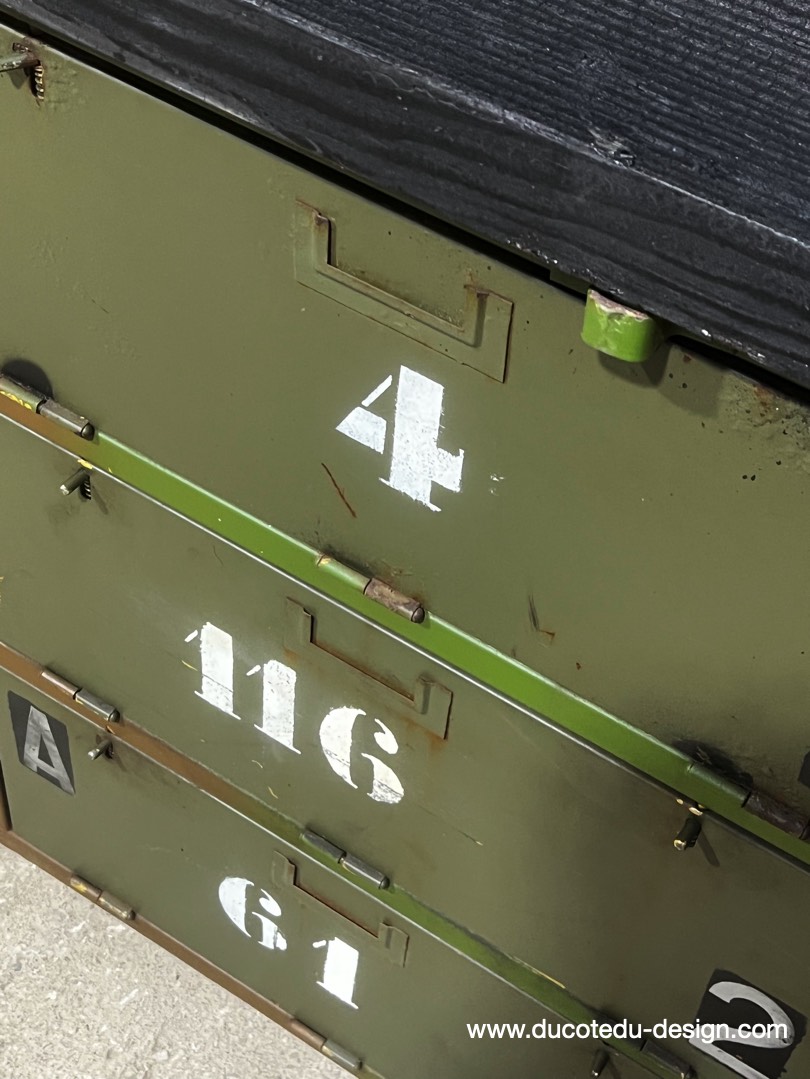 enfilade industrielle 12 compartiments atelier militaire plateau massif bois brulé – Image 13