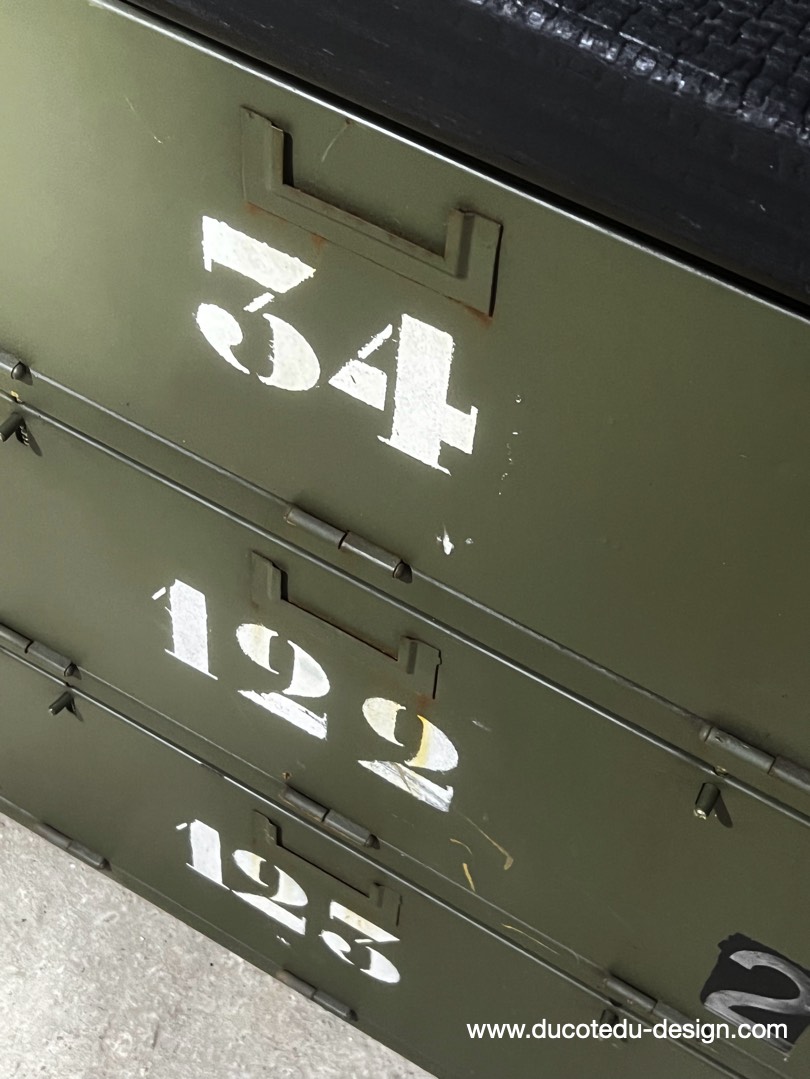 enfilade industrielle 12 compartiments atelier militaire plateau massif bois brulé – Image 14