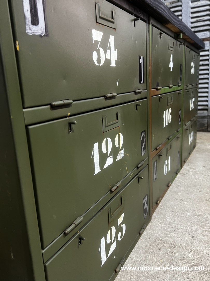 enfilade industrielle 12 compartiments atelier militaire plateau massif bois brulé – Image 15