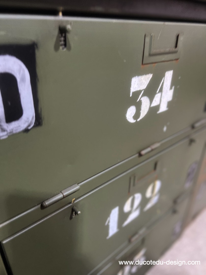 enfilade industrielle 12 compartiments atelier militaire plateau massif bois brulé – Image 16