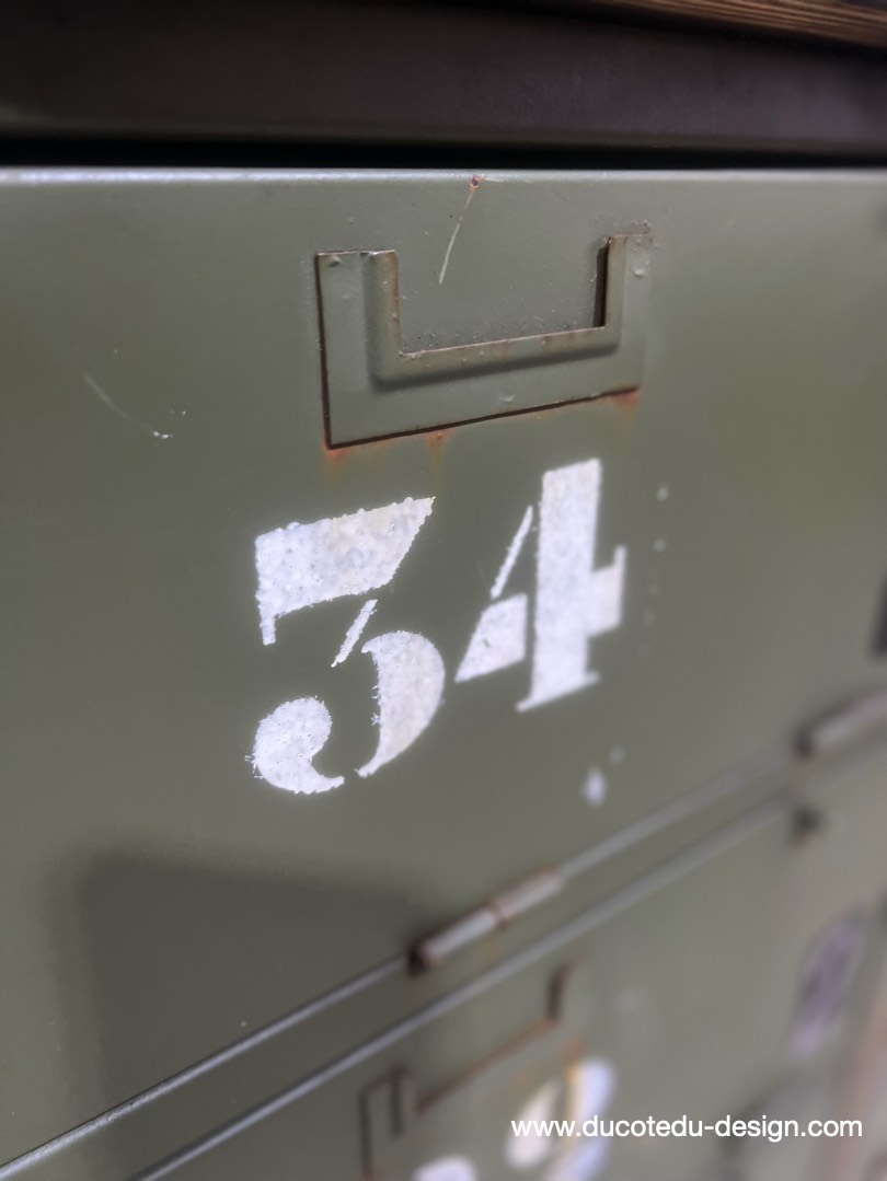 enfilade industrielle 12 compartiments atelier militaire plateau massif bois brulé – Image 17