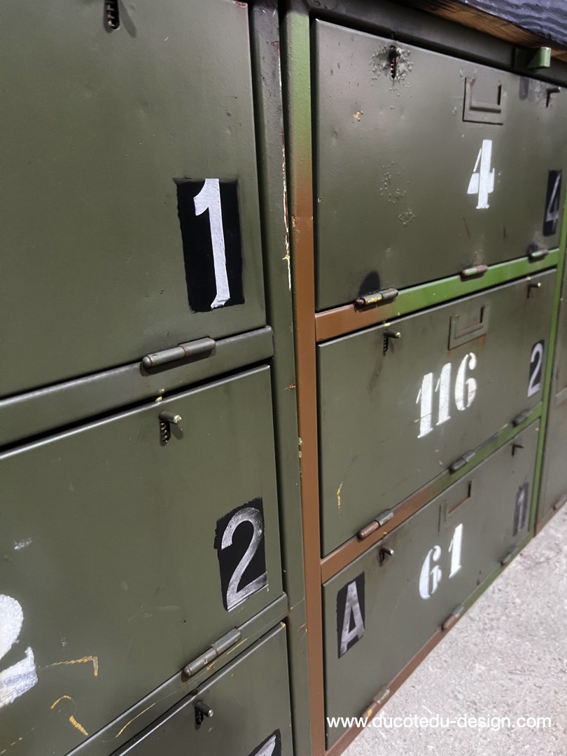 enfilade industrielle 12 compartiments atelier militaire plateau massif bois brulé – Image 18