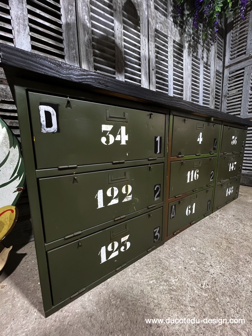 enfilade industrielle 12 compartiments atelier militaire plateau massif bois brulé – Image 19