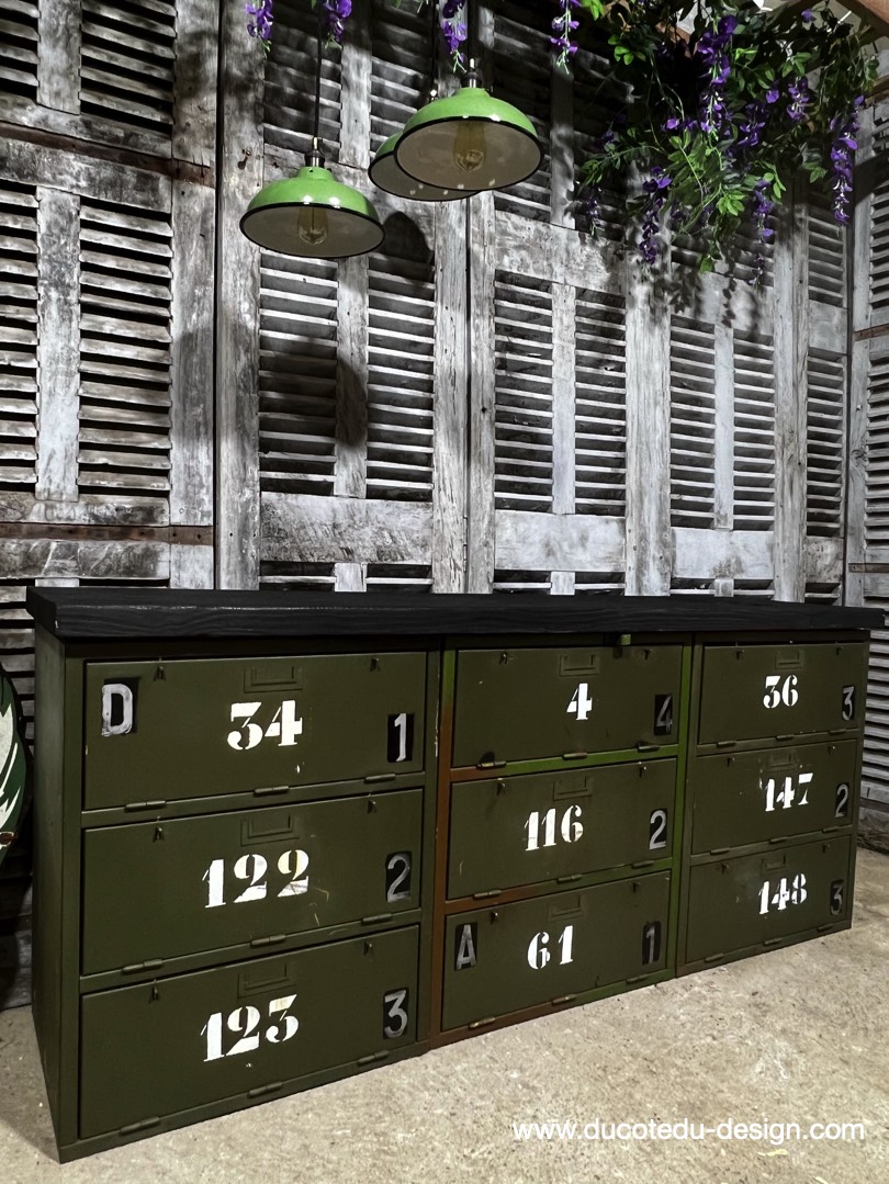 enfilade industrielle 12 compartiments atelier militaire plateau massif bois brulé – Image 2