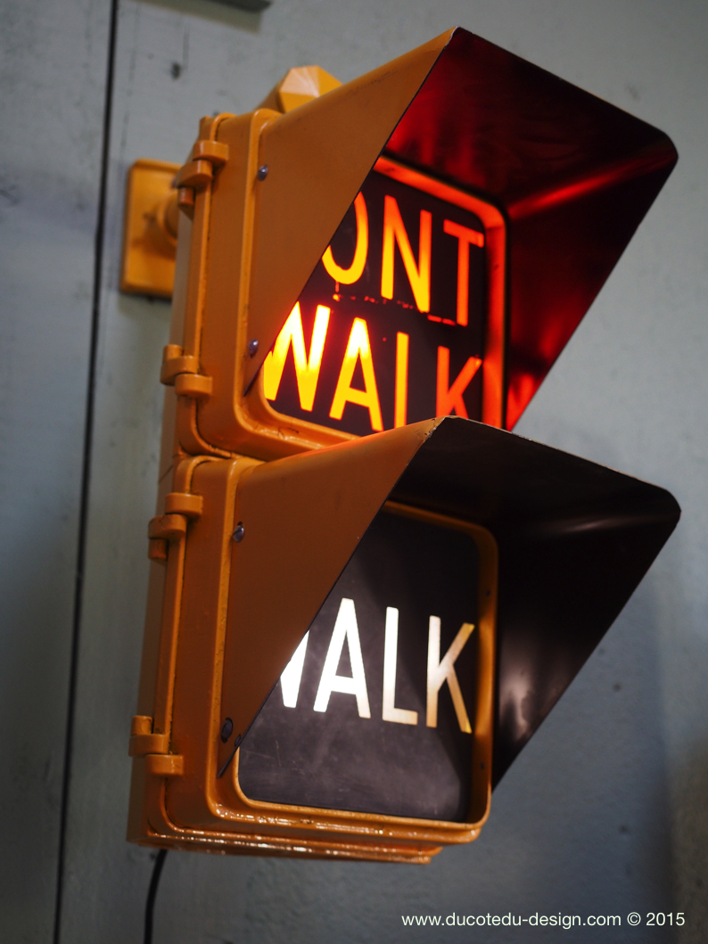 New York feu dont walk americain vintage USA jaune d'origine avec fixations murale – Image 2