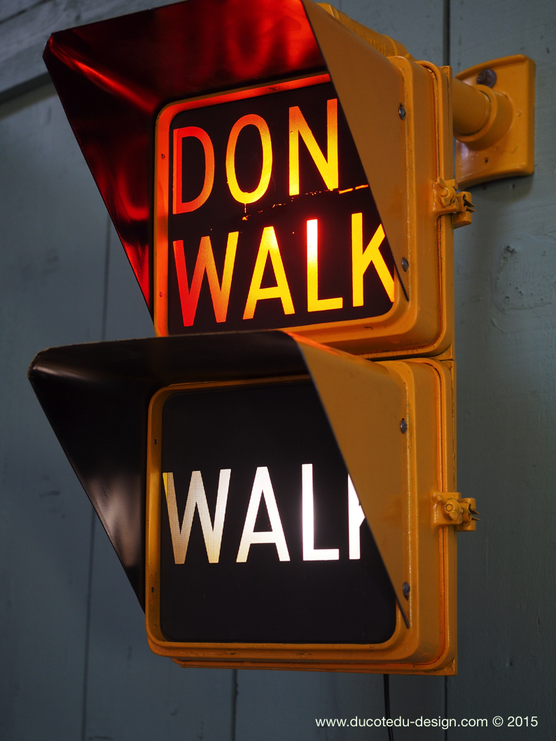 New York feu dont walk americain vintage USA jaune d'origine avec fixations murale – Image 4
