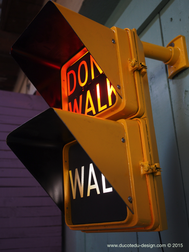 New York feu dont walk americain vintage USA jaune d'origine avec fixations murale – Image 7