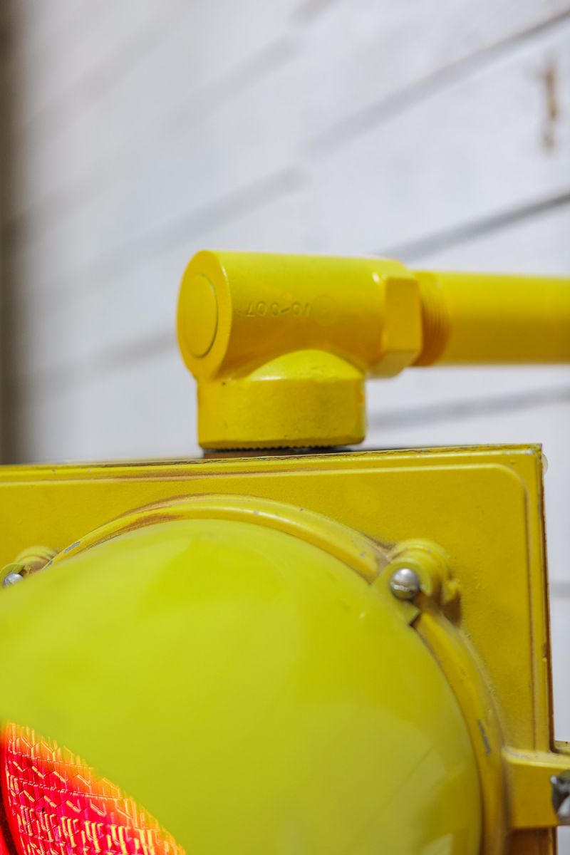 Semáforo americano New York vintage USA amarillo en su estado original con fijación mural - Image 3