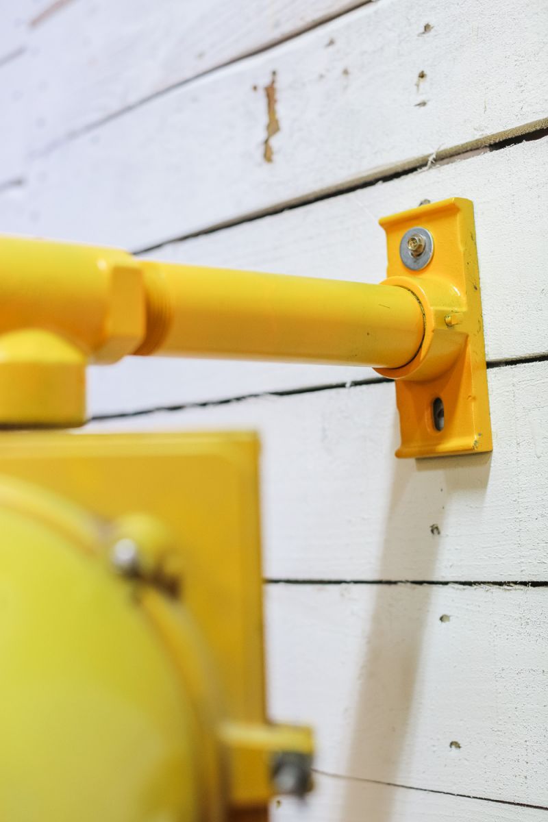 Semáforo americano New York vintage USA amarillo en su estado original con fijación mural - Image 4