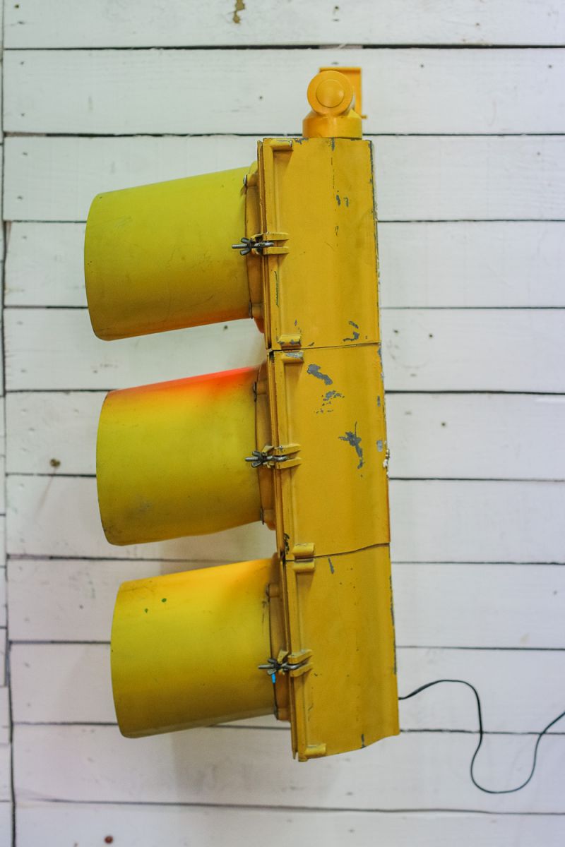 Semáforo americano New York vintage USA amarillo en su estado original con fijación mural - Image 6