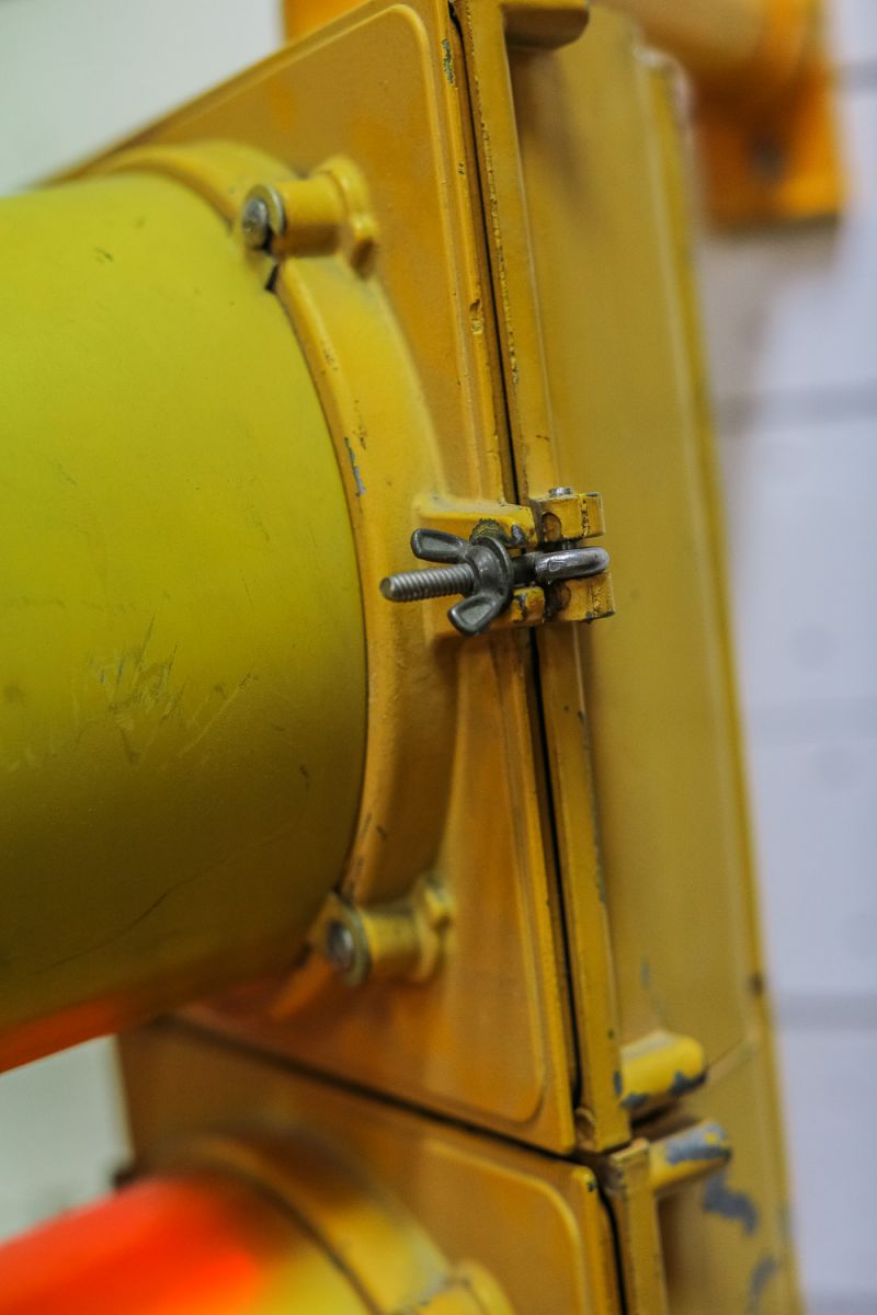 Semáforo americano New York vintage USA amarillo en su estado original con fijación mural - Image 8