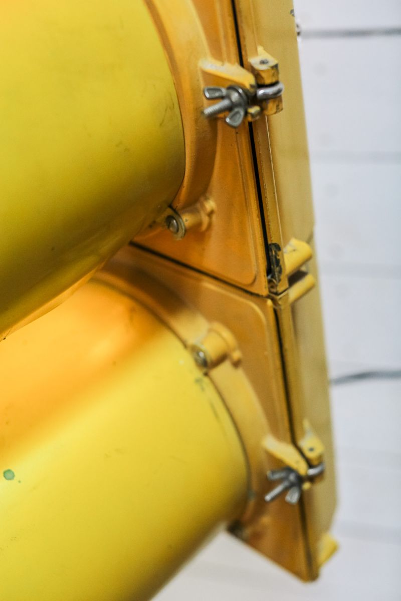 Semáforo americano New York vintage USA amarillo en su estado original con fijación mural - Image 9