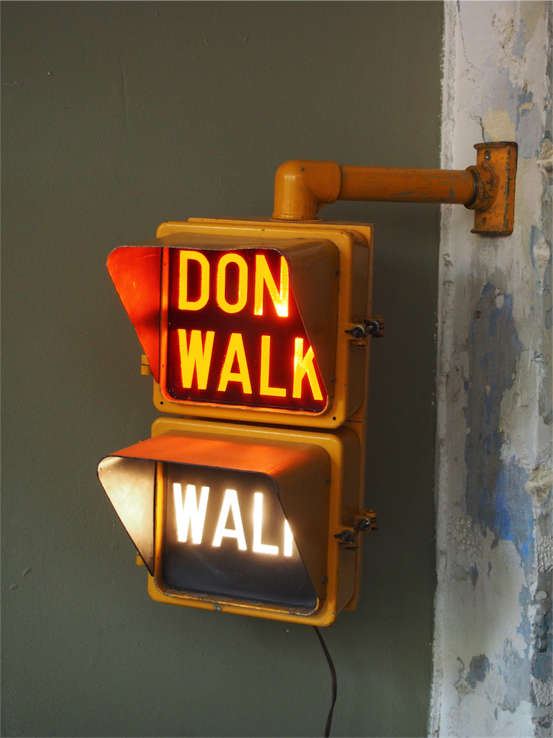 New York feu dont walk americain vintage USA jaune d'origine avec fixations murale – Image 5