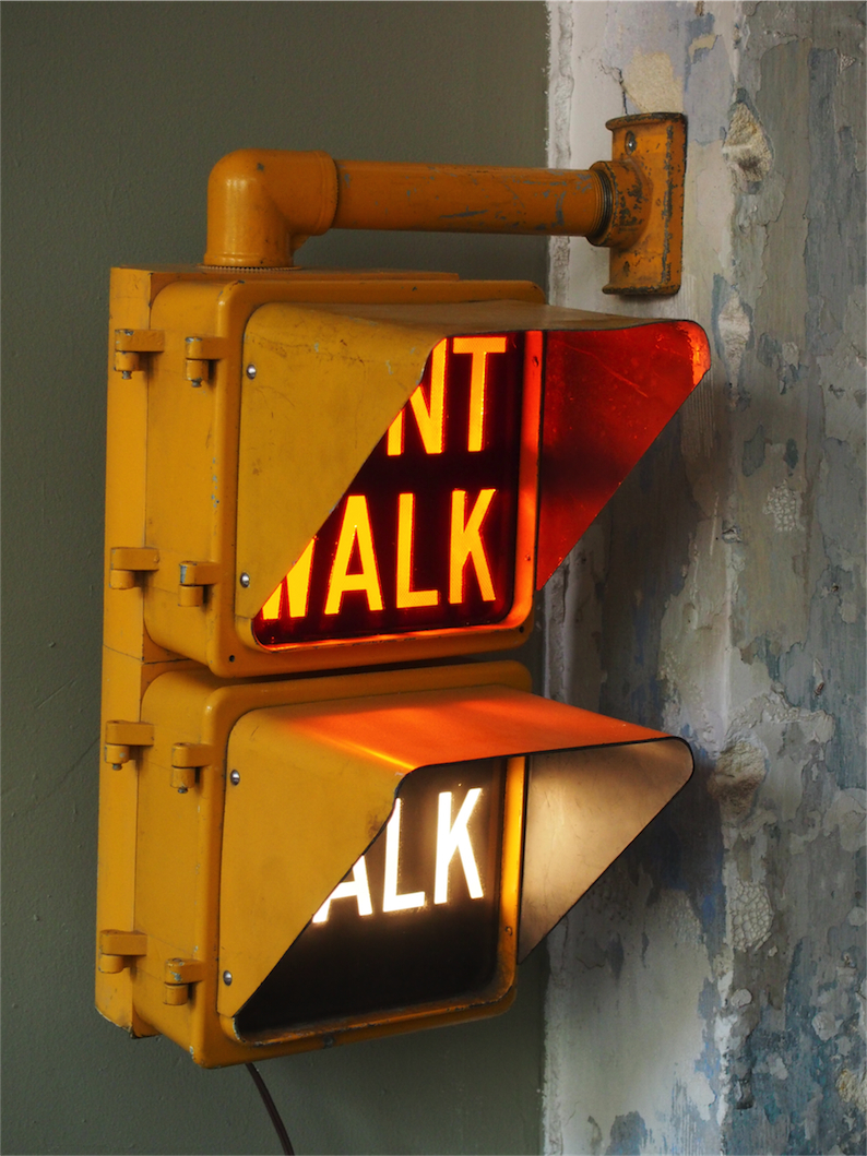 New York feu dont walk americain vintage USA jaune d'origine avec fixations murale – Image 2