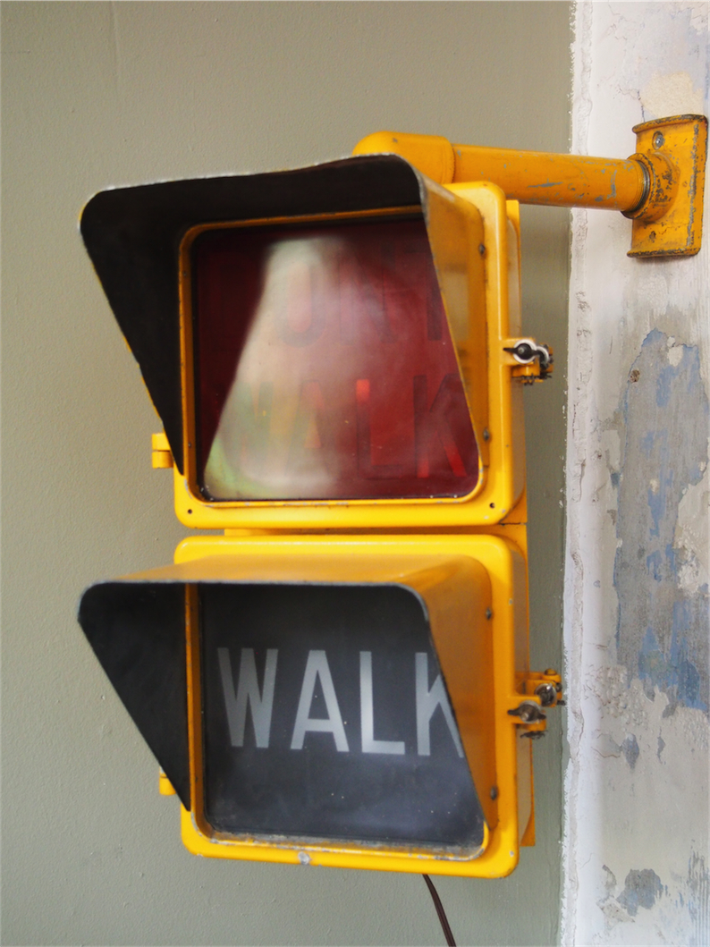 New York feu dont walk americain vintage USA jaune d'origine avec fixations murale – Image 3