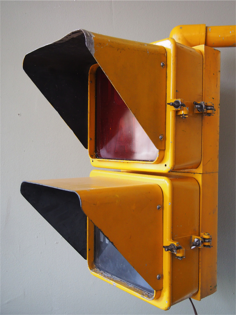 New York feu dont walk americain vintage USA jaune d'origine avec fixations murale – Image 4