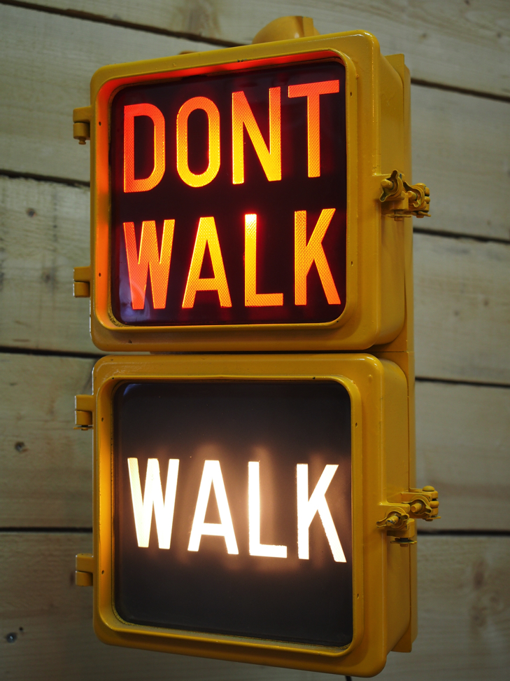 New York feu dont walk americain vintage USA jaune d'origine avec fixations murale – Image 2