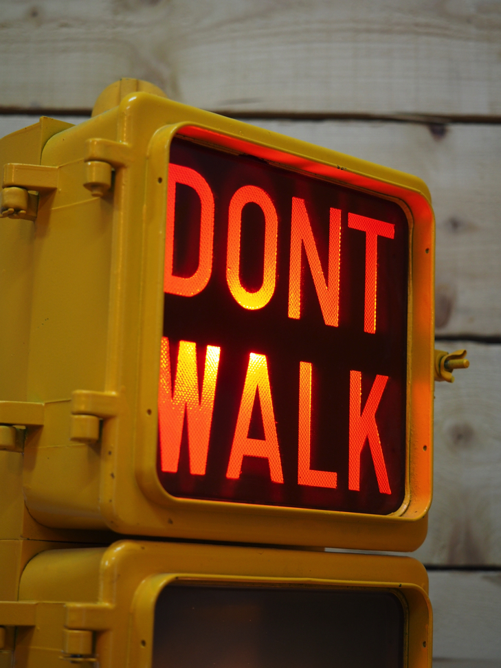 New York feu dont walk americain vintage USA jaune d'origine avec fixations murale – Image 4