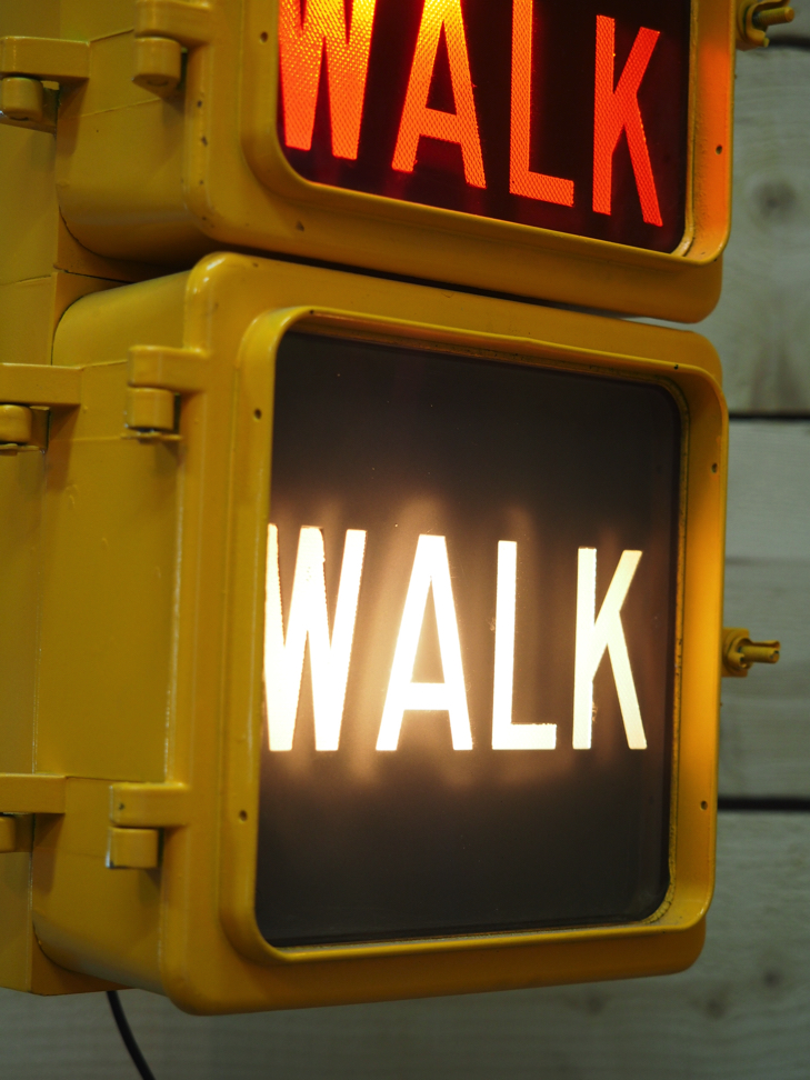 New York feu dont walk americain vintage USA jaune d'origine avec fixations murale – Image 5