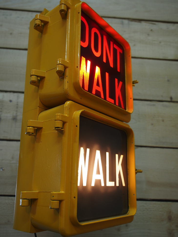 New York feu dont walk americain vintage USA jaune d'origine avec fixations murale – Image 10