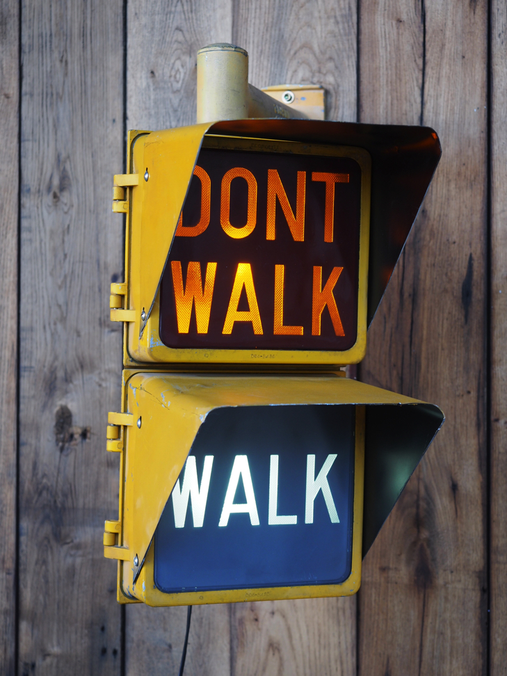 New York feu dont walk americain vintage USA jaune d'origine avec fixations murale – Image 5