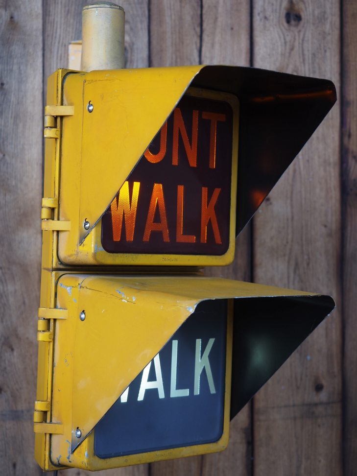 New York feu dont walk americain vintage USA jaune d'origine avec fixations murale – Image 3