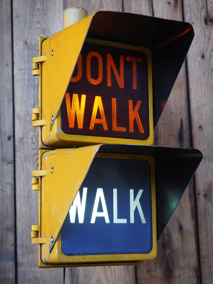 New York feu dont walk americain vintage USA jaune d'origine avec fixations murale – Image 2