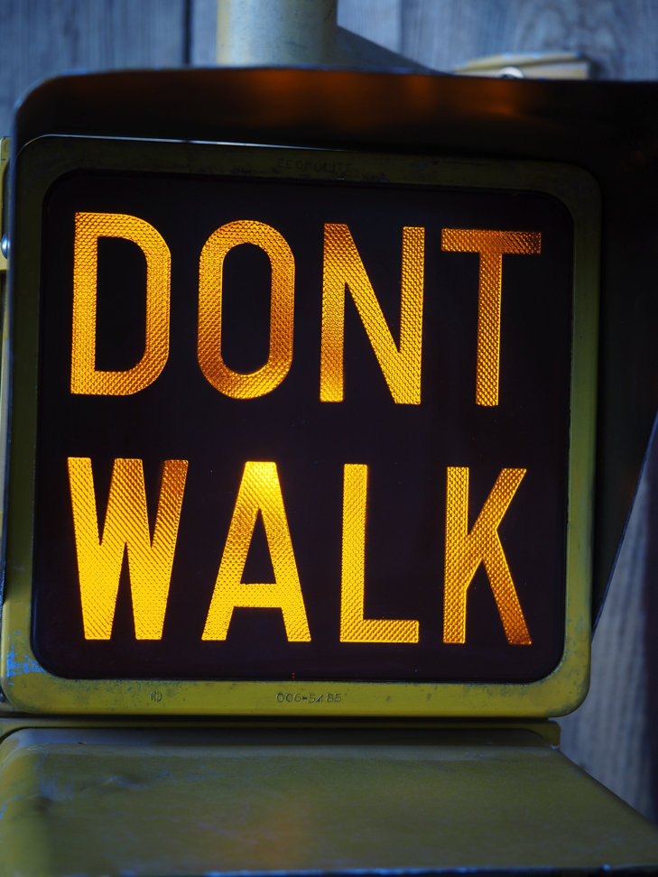 New York feu dont walk americain vintage USA jaune d'origine avec fixations murale – Image 6