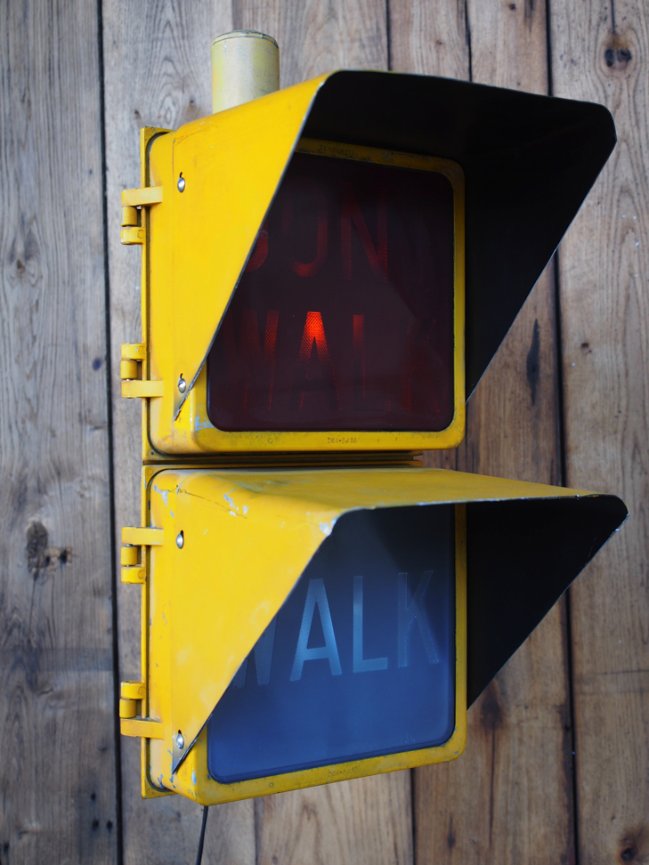 New York feu dont walk americain vintage USA jaune d'origine avec fixations murale – Image 14