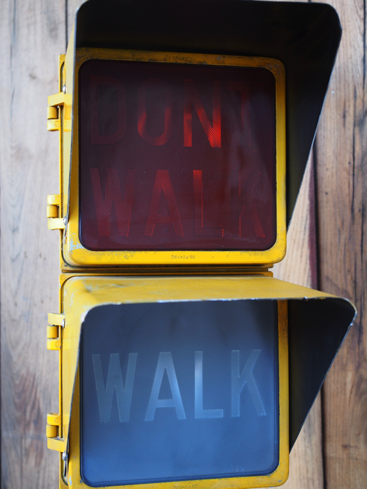 New York feu dont walk americain vintage USA jaune d'origine avec fixations murale – Image 15