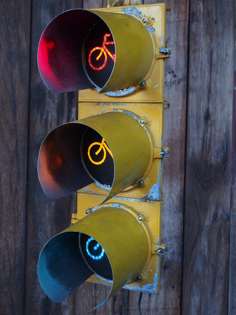 Feux tricolor piste cyclabe américain led 95 cm fixation murale – Image 3