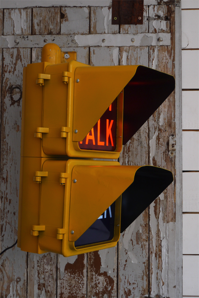 New York feu dont walk americain vintage USA jaune d'origine avec fixations murale – Image 3