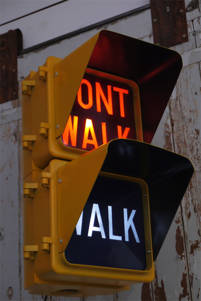 New York feu dont walk americain vintage USA jaune d'origine avec fixations murale – Image 4