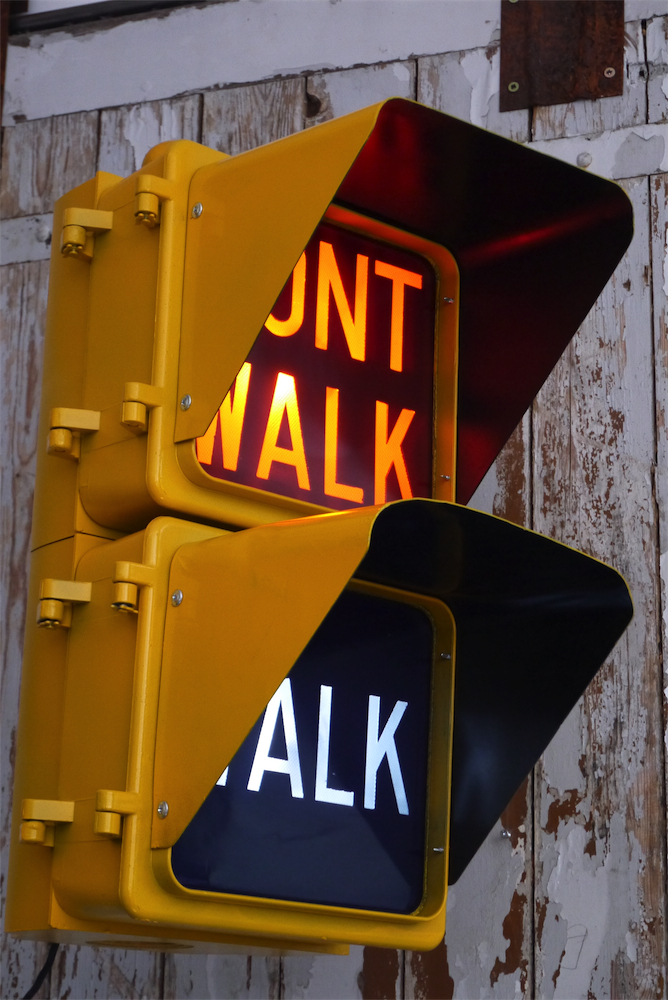 New York feu dont walk americain vintage USA jaune d'origine avec fixations murale – Image 2