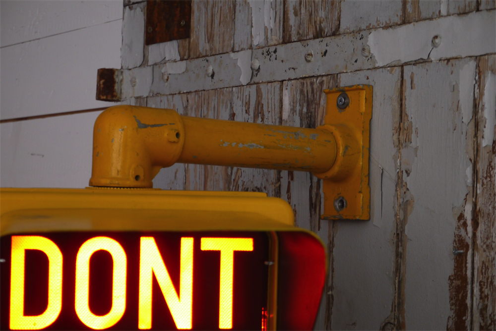 New York feu dont walk americain vintage USA jaune d'origine avec fixations murale – Image 6