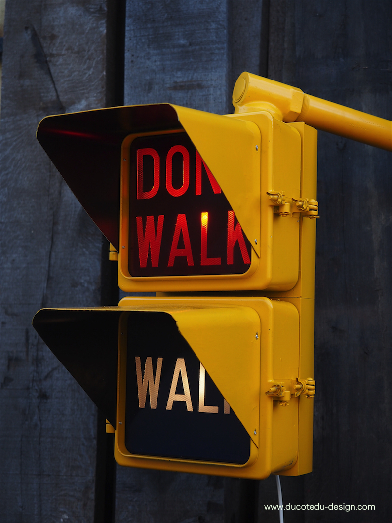 New York feu dont walk americain vintage USA jaune d'origine avec fixations murale – Image 2